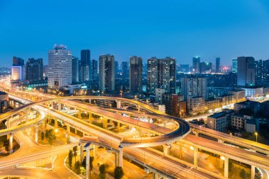 Akşam çökecek, kentsel Üstgeçit modern şehir manzarası ve trafik arka plan