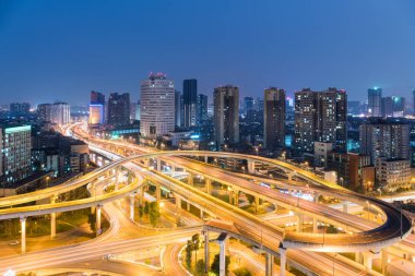 gece, modern şehir manzarası ve trafik arka plan, kentsel Üstgeçit