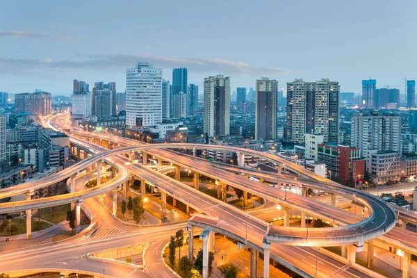 Städtischen Überführung Bei Dämmerung Moderne Stadt Skyline Und Verkehr Hintergrund — Stockfoto