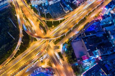 gece şehir kavşağının havadan görünümü