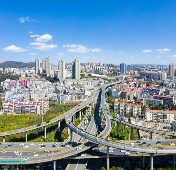 Mooie stad Kunming en viaduct — Stockfoto