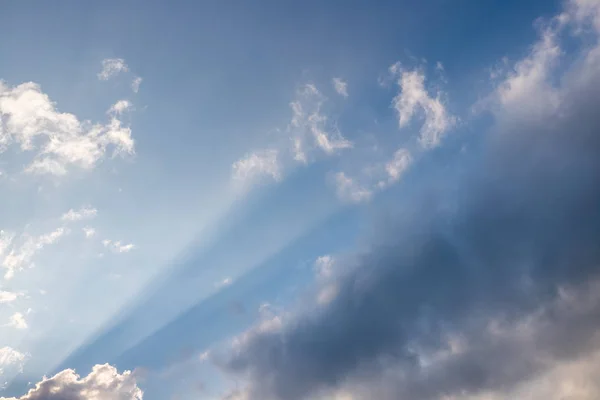 Dramatisk himmel bakgrund — Stockfoto
