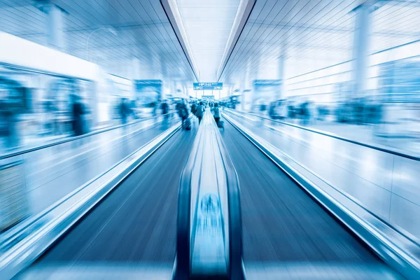 Modern yolcu konveyör hareket bulanıklık — Stok fotoğraf