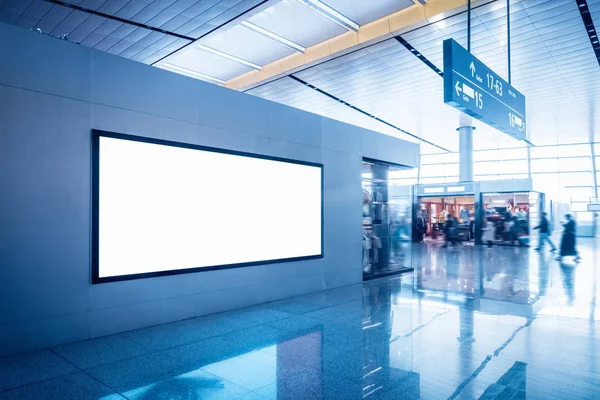 Boîte à lumière publicitaire dans le terminal — Photo