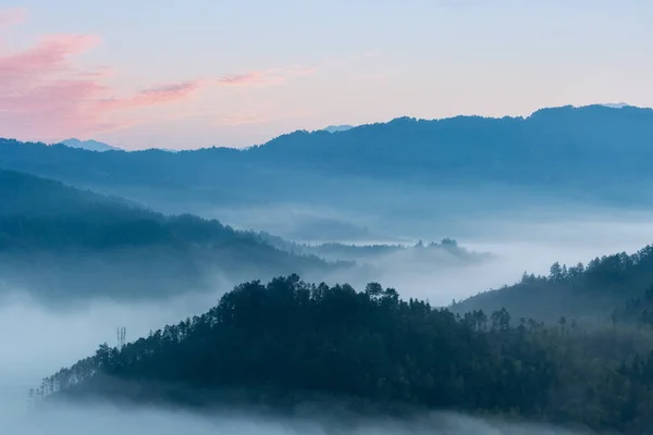 Rosy clouds and misty blue mountains — Stock Photo, Image
