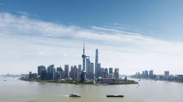 Шанхайський горизонт і сонячне небо — стокове фото