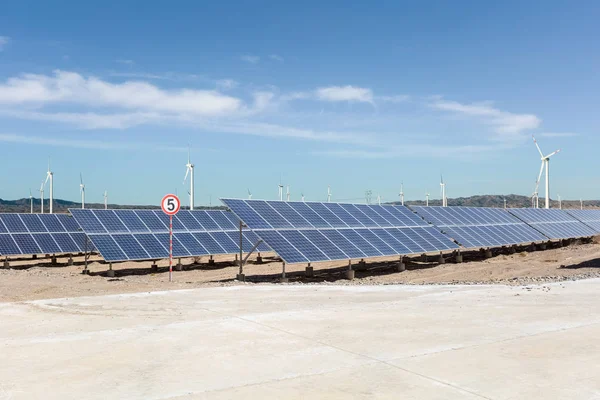 Parque eólico com central de energia solar — Fotografia de Stock