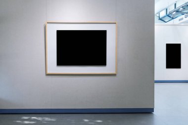 Sergi duvarında boş resim çerçevesi