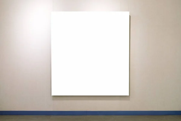 Moldura de imagem em branco na parede da exposição — Fotografia de Stock