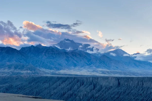 Xinjiang kuitun grand canyon at dusk — Stock Photo, Image