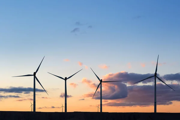 Énergie éolienne au coucher du soleil — Photo