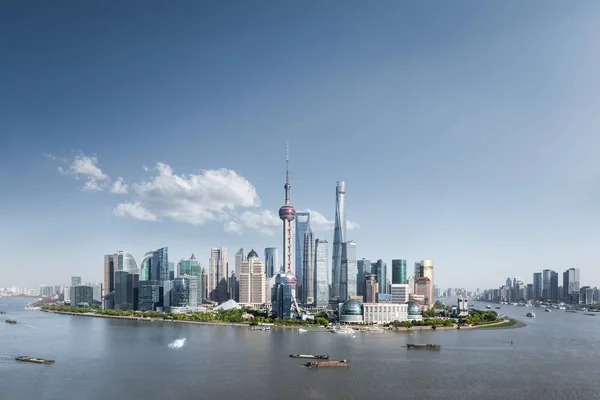 Shanghais skyline och solig himmel — Stockfoto