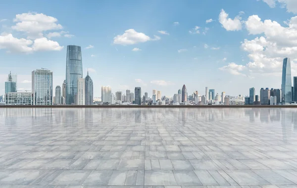 Horizonte de la ciudad y terreno cuadrado —  Fotos de Stock