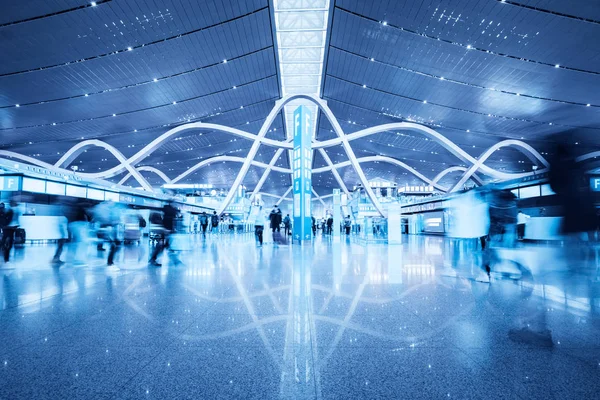 Passenger movement blur in busy airport terminal — Stock Photo, Image