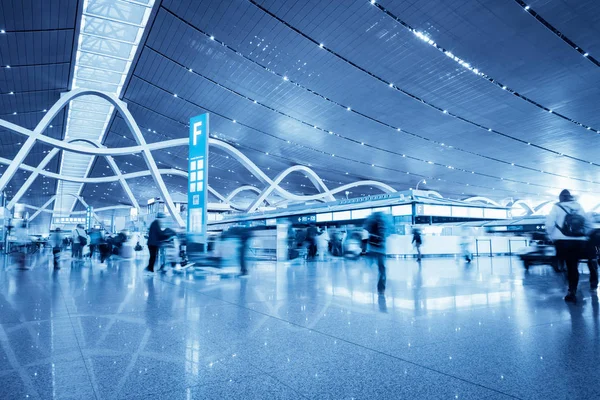 Zajęty lobby lotniska i ruchu pasażera rozmycie — Zdjęcie stockowe