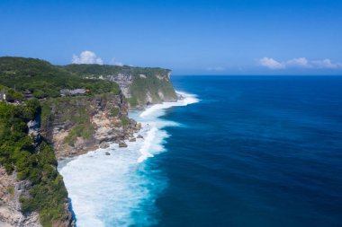 mavi deniz ile güzel uluwatu uçurum