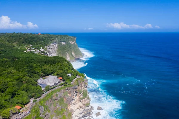 Bali adasında mavi deniz ile güzel uluwatu uçurum — Stok fotoğraf