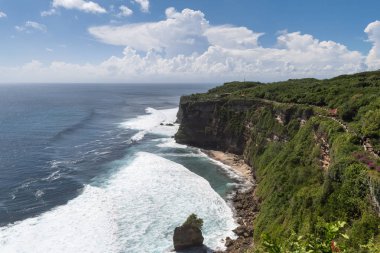 mavi deniz ile bali uluwatu uçurum
