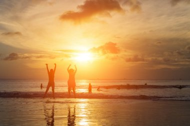 plaj günbatımı siluet atlama sevenler