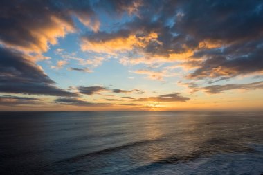 deniz üzerinde güzel gün batımı parıltısı