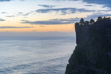 alacakaranlıkta güzel uluwatu uçurum
