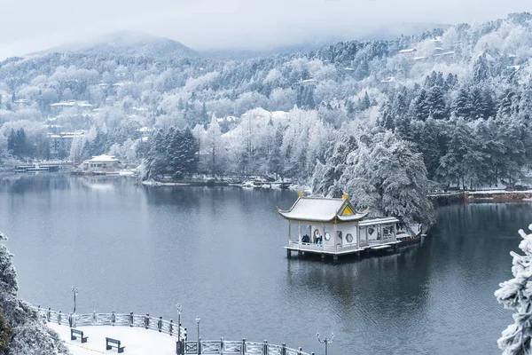 Красивый зимний пейзаж на горе Лушань — стоковое фото