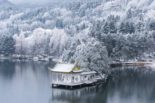 Piękny zimowy krajobraz na Lushan góry — Zdjęcie stockowe