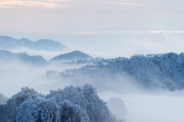 Paesaggio invernale in montagna lussureggiante — Foto Stock