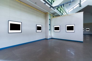 Fuar odasında boş çerçeveler