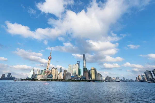 Shanghai Skyline tegen een zonnige hemel — Stockfoto