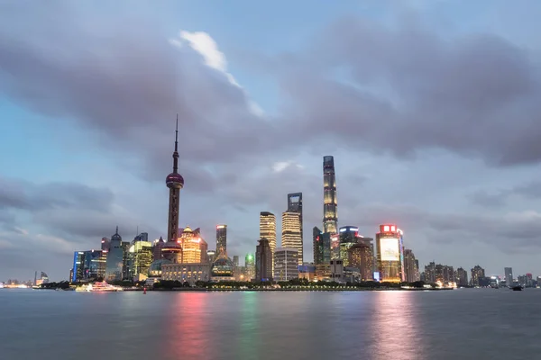 Шанхай skyline в nightfall — стокове фото