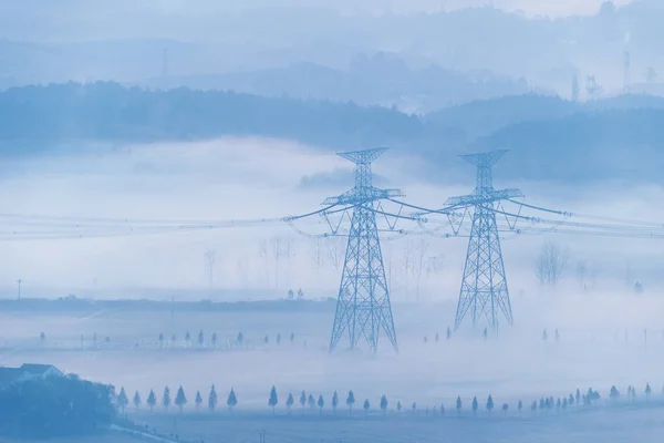 Tours de transmission d'énergie dans le brouillard du matin — Photo