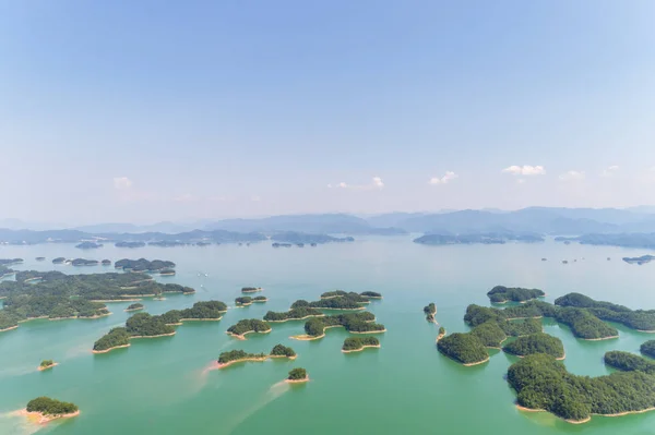 Luchtfoto van het meer van Hangzhou Thousand Island — Stockfoto