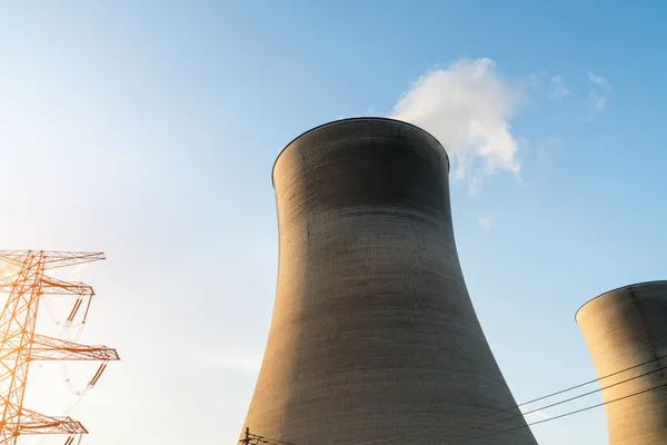 Torre de refrigeração ao entardecer — Fotografia de Stock