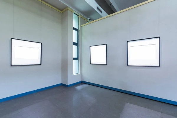 Blank frames on exhibition room — Stock Photo, Image