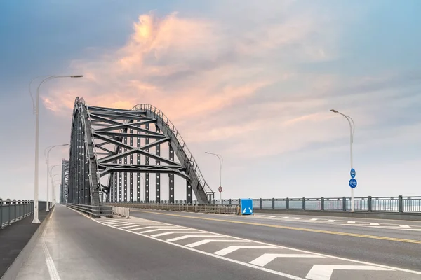 Puente de acero y carretera con cielo al atardecer —  Fotos de Stock