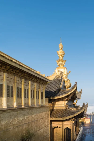 Gold buddha in mount emei — Stock Photo, Image