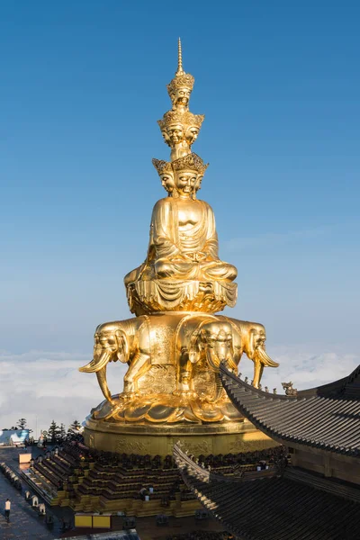 Golden buddha in emei mountain — Stock Photo, Image