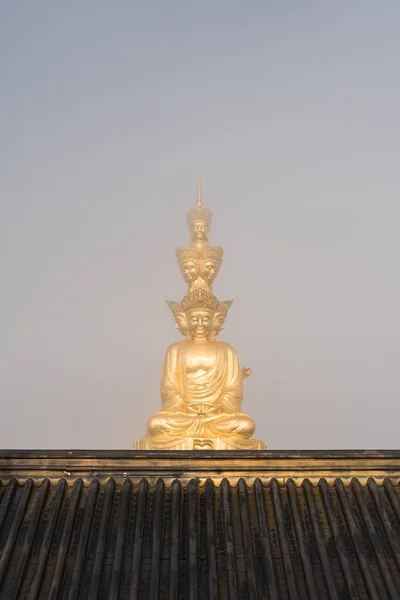 Ouro buddha closeup no fundo nevoeiro — Fotografia de Stock