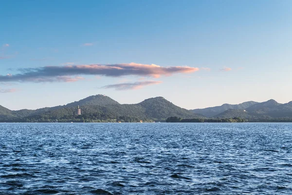 Hangzhou lago oeste ao entardecer — Fotografia de Stock