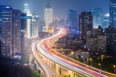 Şehir Merkezi aracılığıyla viyadükt yol 