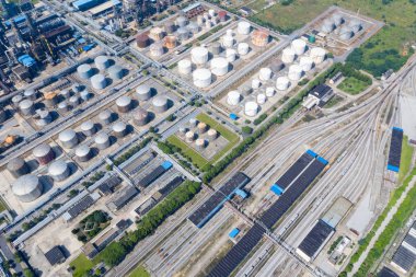 Railway sıralanırken İstasyonu ve Petrokimya tesisi