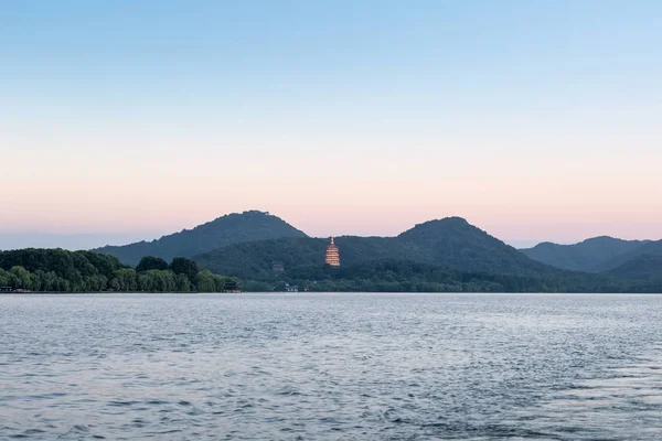 Hangzhou westlichen Seenlandschaft in der Dunkelheit — Stockfoto