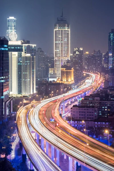 Wiaduktu drogowego przez centrum miasta w nocy — Zdjęcie stockowe