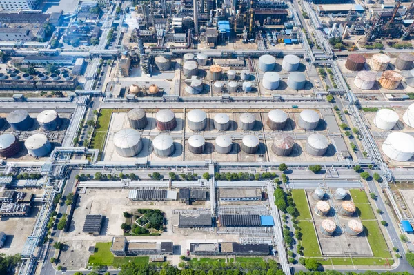 Industriële achtergrond van petrochemische installaties — Stockfoto