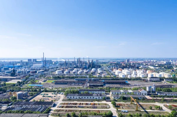 Нефтехимический завод с голубым небом — стоковое фото