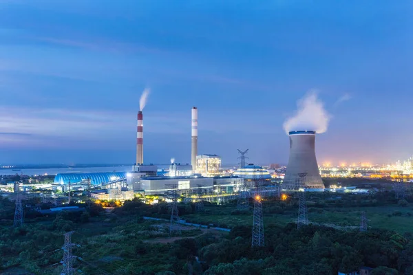 Вугільна електростанція вночі — стокове фото