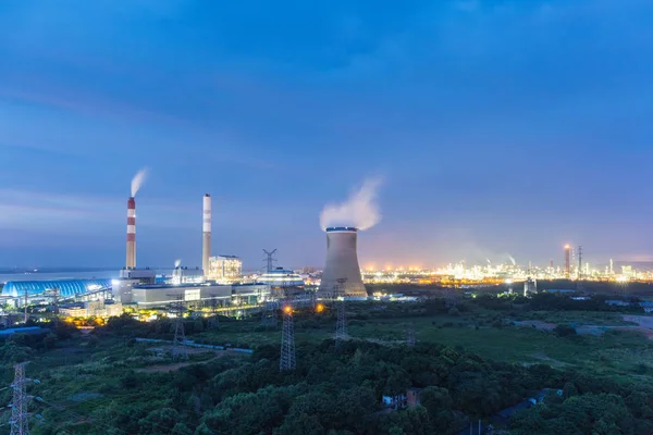 Угольная электростанция ночью — стоковое фото