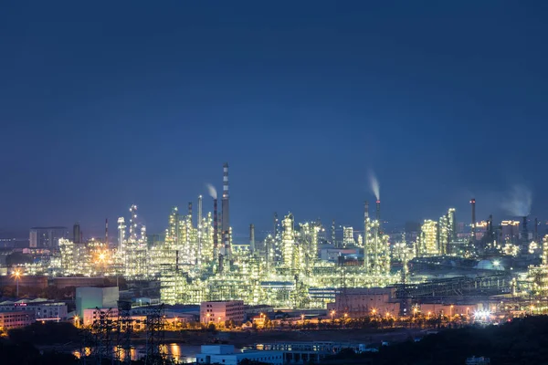 Cena noturna de planta petroquímica — Fotografia de Stock