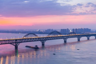 Nightfall içinde Jiujiang kombine köprü kapatmak